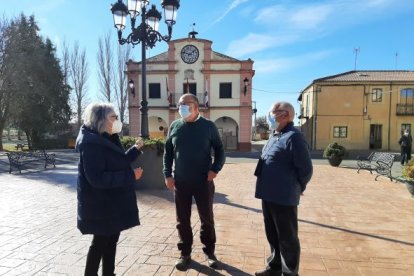 Miguel Latorre durante una de las visitas a localidades englobadas en la extensión de la banda ancha en Soria. HDS