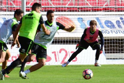 El portero Aitor Fernández será la única novedad en el once del Numancia que hoy se mida al Córdoba.-Álvaro Martínez