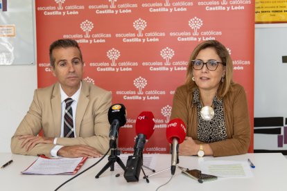 El secretario autonómico de Escuelas Católicas, Leandro Roldán, y la represenante soriana, Isabel Ania. HDS