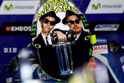 Valentino Rossi, con su nuevo y divertido casco en Misano.-AFP / GABRIEL BOUYS