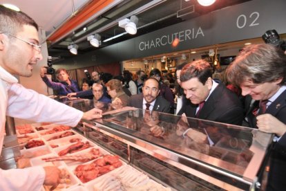 Luis Rey, Irene Núñez, Carlos Fernández Carriedo y Carlos Martínez Mínguez observan el género.-VALENTÍN GUISANDE