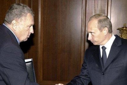 Zhinirovski saluda a Putin, en un encuentro en el 2004.-AFP