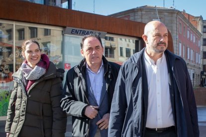 Belén Izquierdo, Benito Serrano y Pedro Rollán ayer durante su visita a Soria. GONZALO MONTESEGURO