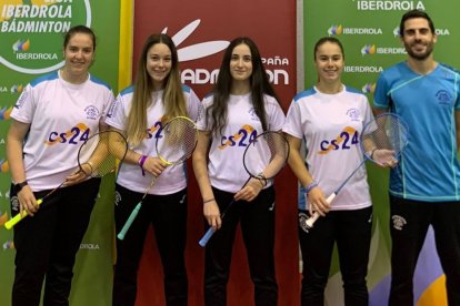 Las chicas del CB Soria y su entrenador Víctor Ortega que compitieron en la Copa Iberdrola. HDS