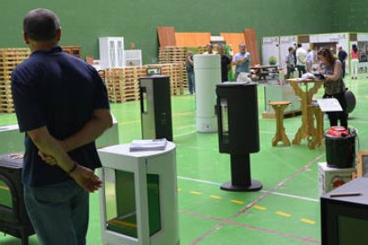 El polideportivo de Duruelo acoge durante este fin de semana la primera feria del mueble de Pinares . / RAQUEL FERNÁNDEZ-