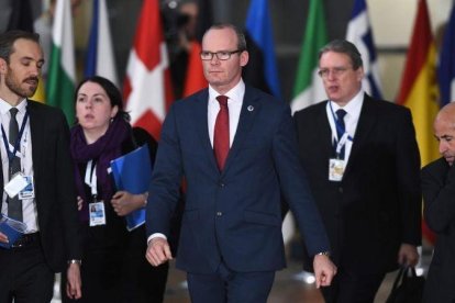 Coveney (centro), en una cumbre europea en Bruselas.-AFP / EMMANUEL DUNAND