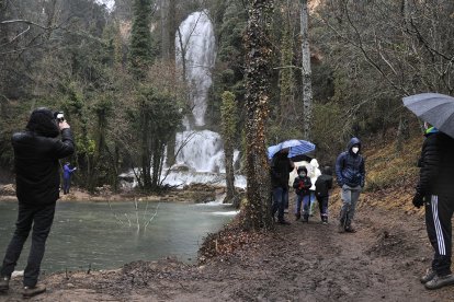 La cascada de La Toba cae con mucha fuerza. VALENTÍN GUISANDE