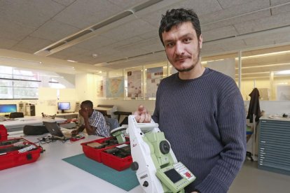 Theodoros Karampaglidis en el laboratorio del Cenieh.-ISRAEL L. MURILLO