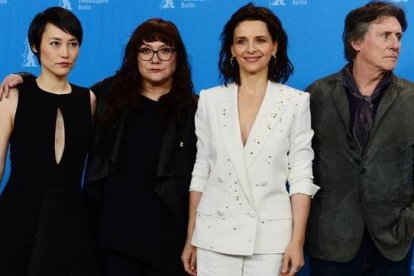 Isabel Coixet y el reparto de 'Nadie quiere la noche', en la Berlinale.-Foto: AFP PHOTO/ JOHN MACDOUGALL