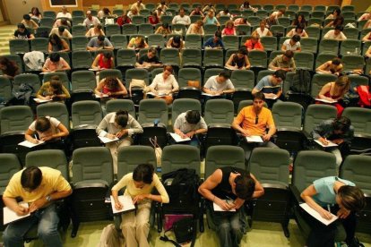 Opositores vallisoletanos durante el examen de Maestro de Lengua Extranjera Inglés --ICAL