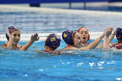 Las jugadoras de la selección celebran su victoria ante Hungría y el pase a la final.-ATTILA KISBENEDEK (AFP)