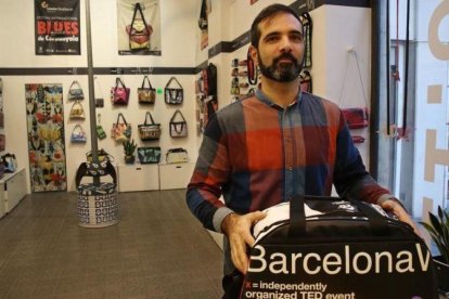 Patricio Abreu, director general de Nukak, con uno de sus bolsas.-RICARD CUGAT