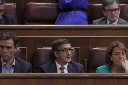 Los diputados del PSOE Pedro Sánchez, Patxi López y Soraya Rodríguez, en el hemiciclo del Congreso.-EFE / BALLESTEROS