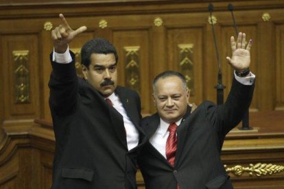 Nicolás Maduro junto a su mano derecha, Diosdado Cabello.-AP