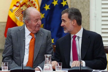 Juan Carlos I anuncia su retirada completa.-
