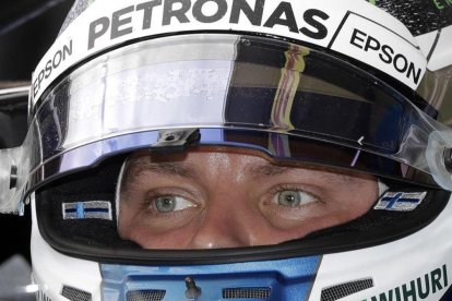 El finlandés Valtteri Bottas, dentro de su impresionante y veloz Mercedes.-AP