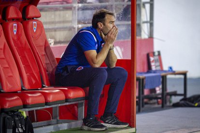 Iñaki Bea no se sentará ya en el banquillo del Numancia. HDS