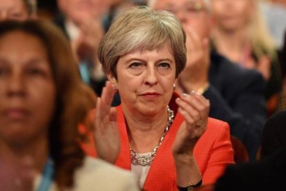 La primera ministra británica, Theresa May, aplaude durante una intervención en la Conferencia anual del Partido Conservador.-JEFF. J. MITCHELL (GETTY IMAGES)