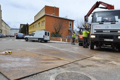 Trabajadores de la actual empresa adjudicataria del servicio de aguas de la capital. / ÁLVARO MARTÍNEZ-