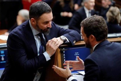 El presidente de Vox, Santiago Abascal, charla con el del PP, Pablo Casado, en el escaño de este en el Congreso.-EFE / BALLESTEROS