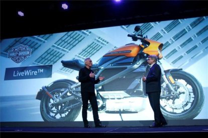 Marc McAllister, vicepresidente de Harley-Davidson, junto Tom Gebhardt, presidente y consejero delegado de Panasonic Norteamérica, hablando de la moto eléctrica Harley-Davidson LiveWire en el CES de Las Vegas.-REUTERS / STEVE MARCUS