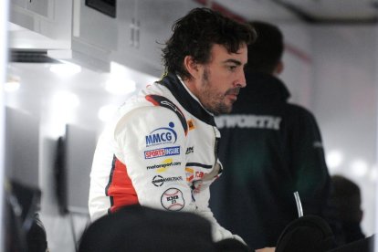 El piloto español Fernando Alonso se reúne con su equipo.-/ EFE / GERARDO MORA (GERARDO MORA)