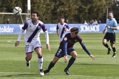 Diego Suárez, uno de los más destacados del partido, conduce el balón ante el local Val. Área 11