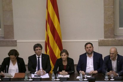 De izquierda a derecha:  Ada Colau, Carles Puigdemont, Carme Forcadell, Oriol Junqueras, y Raül Romeva, en el Parlament de Catalunya, el viernes.-Manu Fernandez / AP