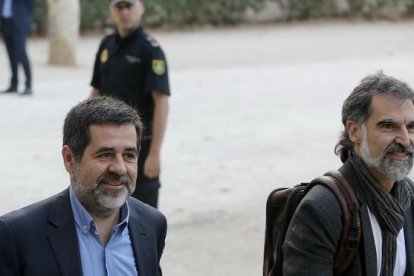 Jordi Sánchez y Jordi Cuixart a su llegada a la Audiencia Nacional, el pasado 16 de octubre.-JOSÉ LUIS ROCA