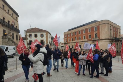 Concentración a finales de diciembre, antes de celebrar la segunda reunión por el convenio de Limpieza de Soria con la mediación del Serla. N.F.