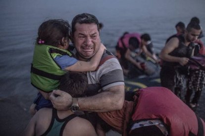 La fotografia icónica de la crisis de los refugiados, tomada en la isla de Kos, en Grecia, el pasado 15 de agosto.-Foto: DANIEL ETTER