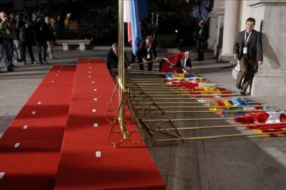Banderas autonómicas derribadas por el viento.-JOSÉ LUIS ROCA
