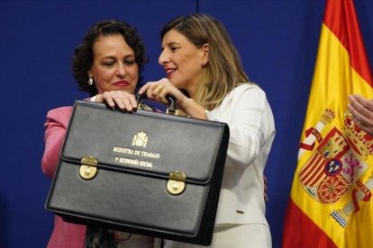 La ministra saliente de Trabajo, Magdalena Valerio, entrega la cartera ministerial a su sucesora, Yolanda Díaz.-DAVID CASTRO