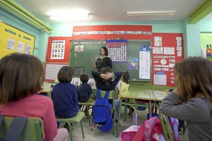 Una profesora de un colegio del centro Miguel Delibes de Aldeamayor de San Martín (Valladolid)-ICAL