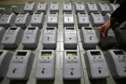 Contadores eléctricos en una finca de viviendas de Barcelona.-REUTERS/ ALBERT GEA