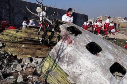 Restos del avión ucraniano derribado por un misil iraní el pasado miércoles.-MEDIA LUNA ROJA DE IRÁN