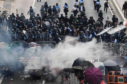 Policía y manifestantes se enfrentan en las calles de Hong Kong.-AFP / ANTHONY WALLACE