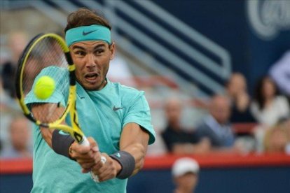 El  mallorquín Rafa Nadal devuelve un golpe de revés en Montreal.-