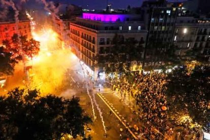 Incidentes en Via Laietana el quinto día de disturbios violentos en Barcelona, este viernes / F. NADEU - M. MITRU - O. HERNANDEZIncidentes en Via Laietana el quinto día de disturbios violentos en Barcelona, este viernes-F. NADEU - M. MITRU - O. HERNANDE