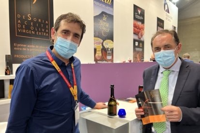 Serrano junto con la empresa que elabora aceite soriano en el estand de Salón Gourmets.-HDS