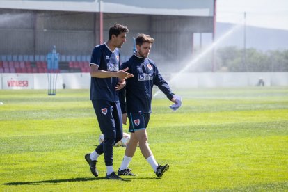 Ayuso y su segundo Pablo Cortés en la Ciudad Deportiva. GONZALO MONTESEGURO