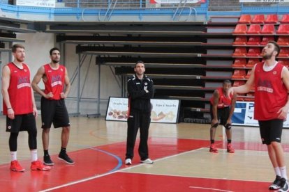 Los jugadores del Manresa y el técnico Ibon Navarro, en el entrenamiento de este jueves-DAMIÀ BADIA
