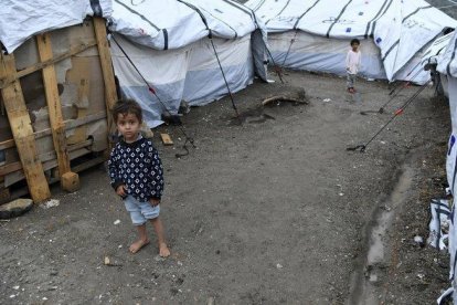 Un niño migrante en el el campo de refugiados Moria, en el sureste de la isla de Lesbos (Grecia).-MICHAEL VARAKLAS (AP)