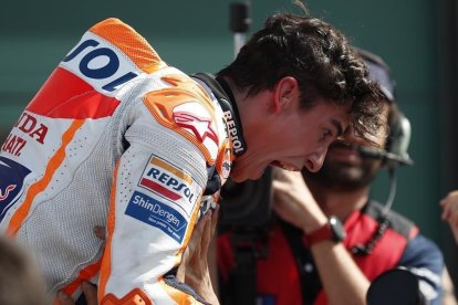 Un eufórico Marc Márquez (Honda) celebra la victoria en Misano.-AP