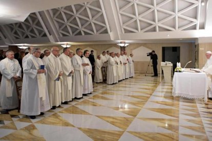 EL Papa Francisco, mientras oficia la misa en la residencia de Santa Marta, en El Vaticano.-EFE / OBSERVATORE ROMANO