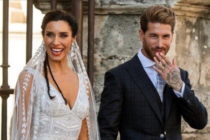 Pilar Rubio y Sergio Ramos, a la salida de su boda.-EFE / RAÚL CARO