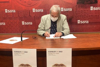 El concejal de Cultura, Jesús Bárez, durante la presentación de Expoesía. HDS