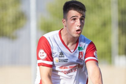 Iñaki Recio, un futbolista con ascendencia en Fuentetoba. en un partido de este curso con el Calahorra. CD Calahorra