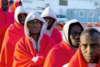 Inmigrantes descienden de un barco de Salvamento Marítimo en Motril (Granada), en una imagen de archivo.-EFE / MIGUEL PAQUET