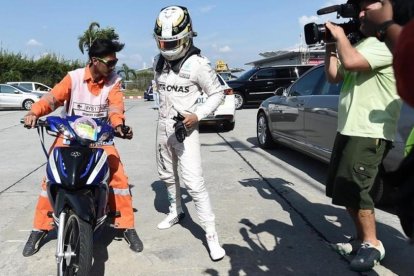 Hamilton abandona la pista en Sepang (Malasia) tras estallar el motor de su Mercedes.-AFP / MANAN VATSYAYANA